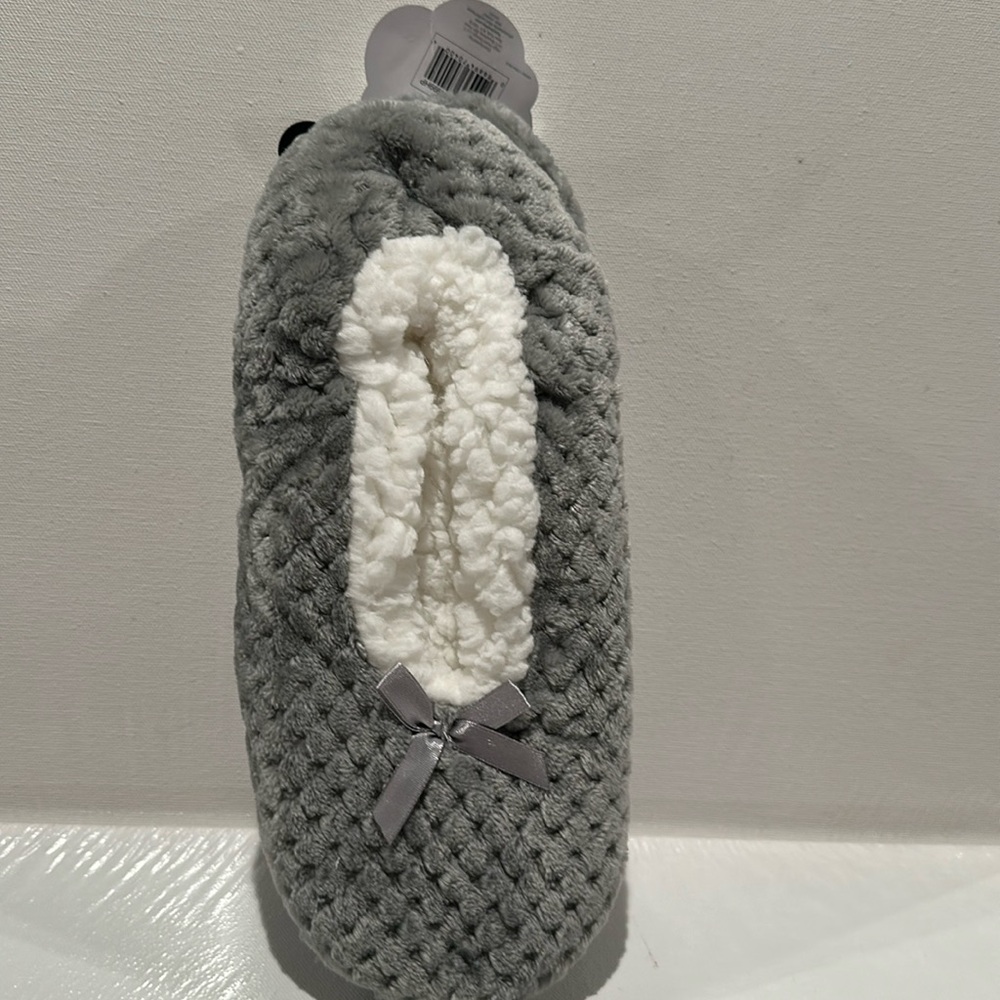 NWT Fuzzy Babba Furry House Slipper Socks. Fits shoe size 7 - 9.5